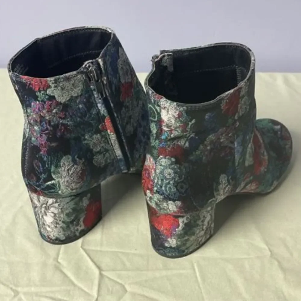 Zigi Soho 8.5 Floral Ankle Boots